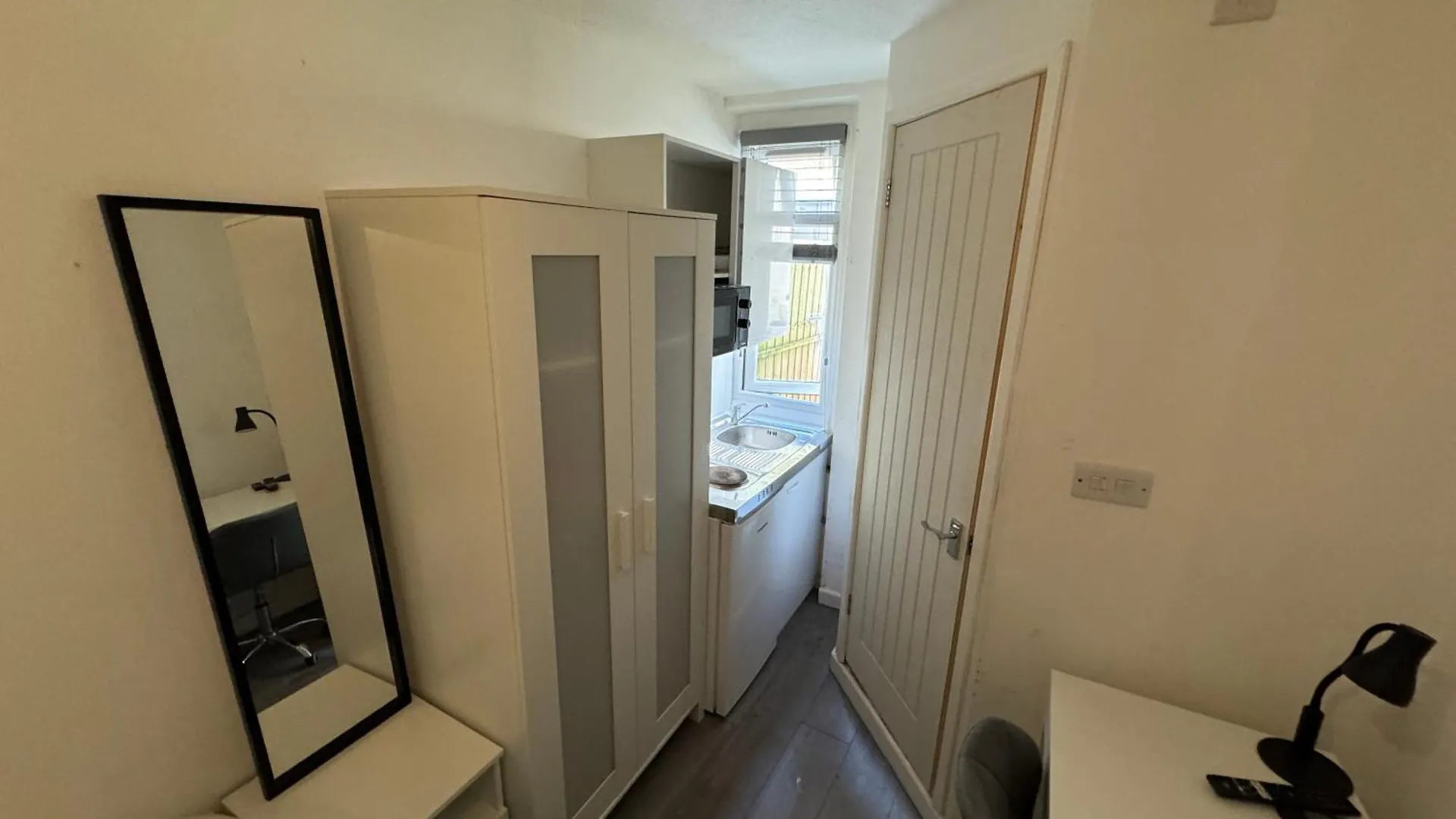 Self Contained Studio Flat Close To The Beach And Brighton Station Central Great Location. Apartment United Kingdom