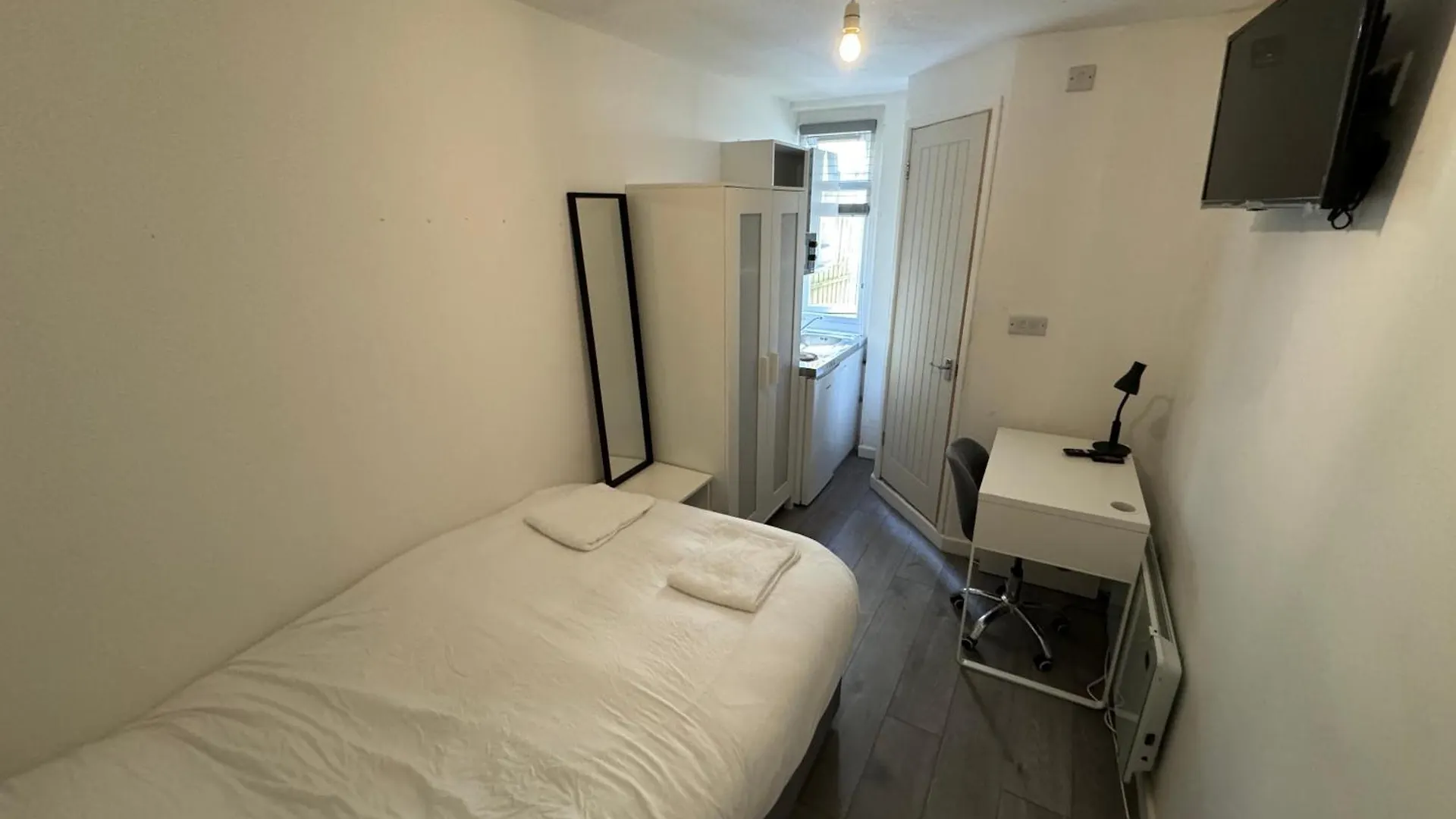 Self Contained Studio Flat Close To The Beach And Brighton Station Central Great Location. location