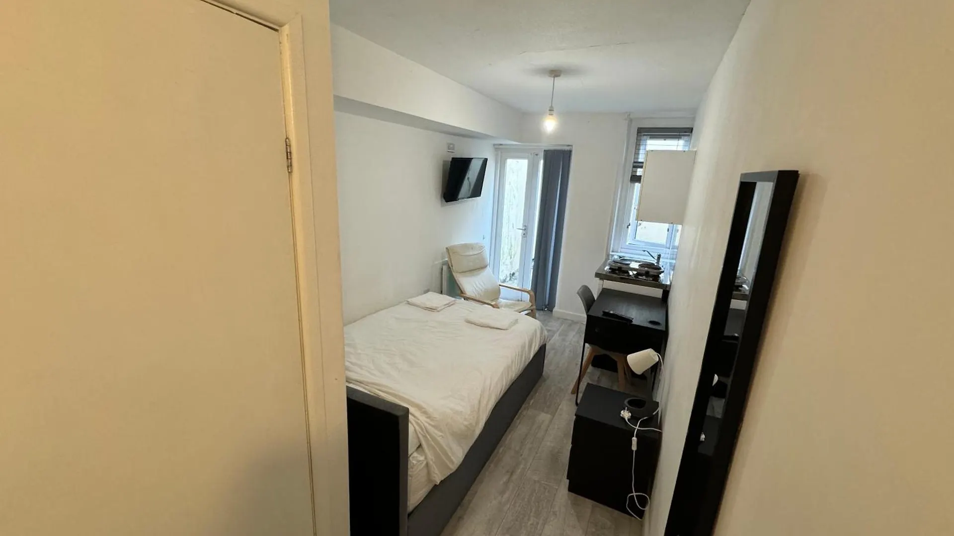 Self Contained Studio Flat Close To The Beach And Brighton Station Central Great Location. Apartment