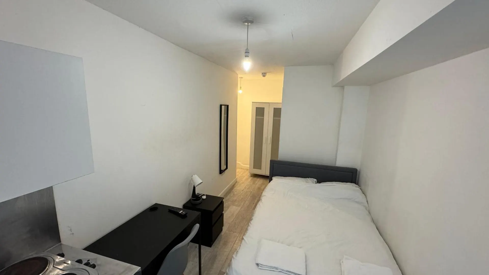 Self Contained Studio Flat Close To The Beach And Brighton Station Central Great Location. Apartment 0*,  United Kingdom